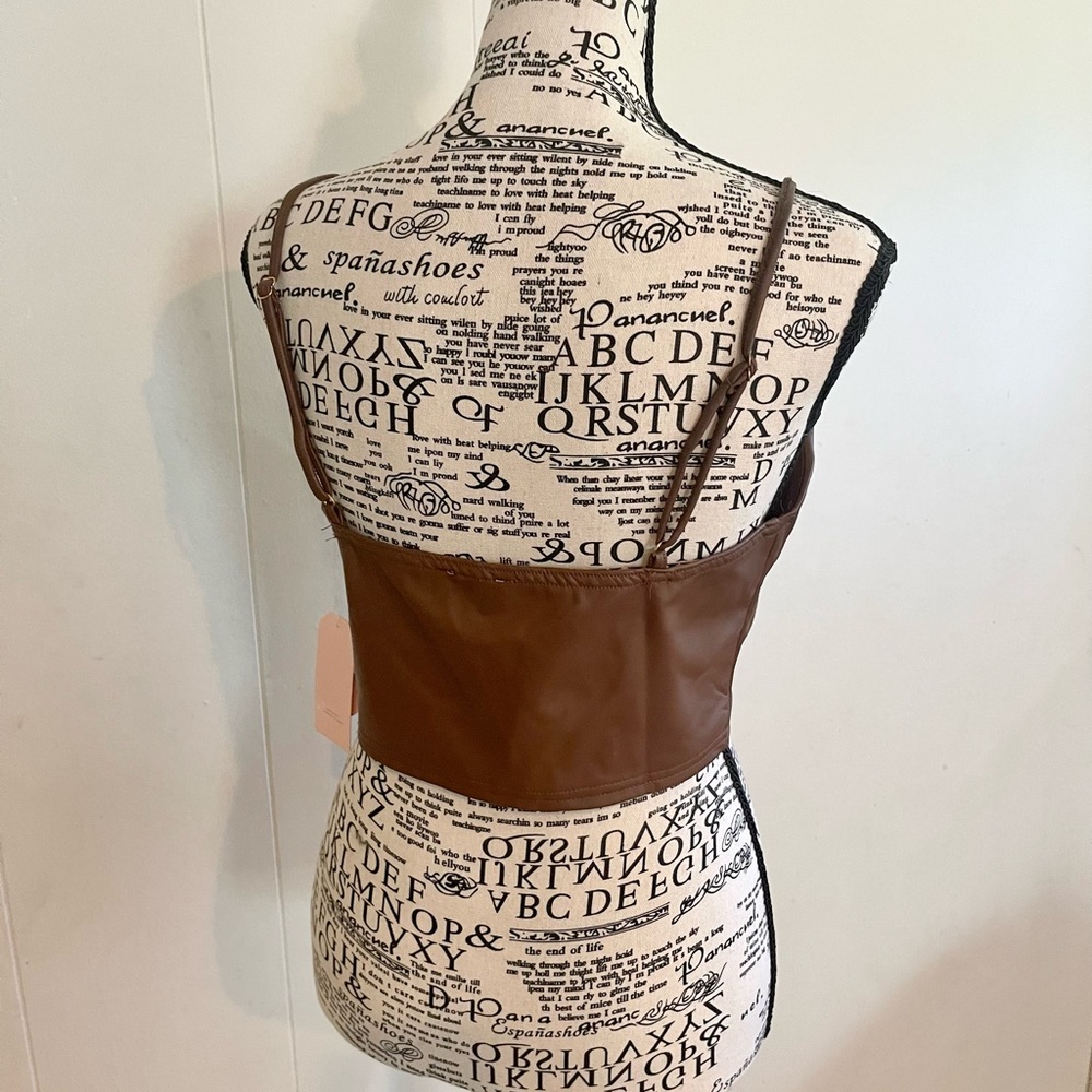 Ladies Faux leather - V-neck crop top with adjustable straps. Size M. - Picture 5 of 9